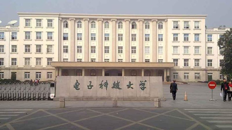 小型继电器尺寸选择：关键因素与实际应用